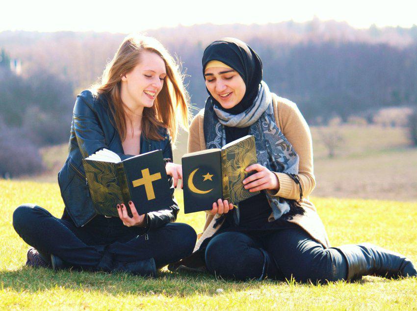 две девушки читают религиозные книги