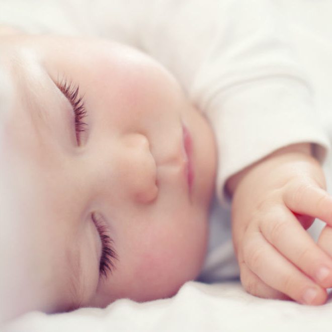 можно ли новорожденному спать на животе