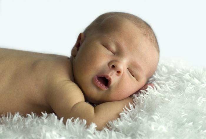 можно ли новорожденному спать на животе у мамы